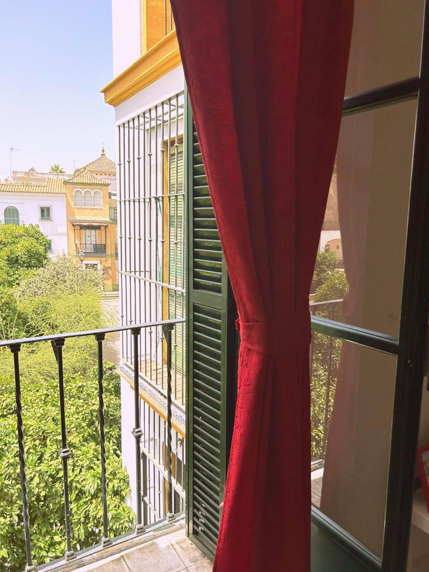 Plaza De Santa Cruz Apartment Seville Luaran gambar