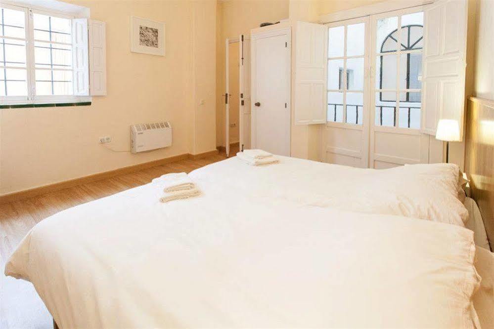Plaza De Santa Cruz Apartment Seville Luaran gambar